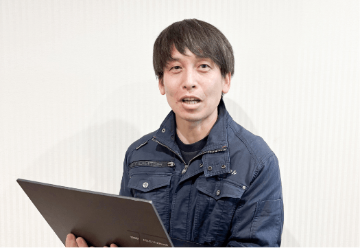 担当者がノートパソコンを持っている様子